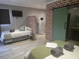 @241 Enkeldoorn Guesthouse客房内的一张或多张床位