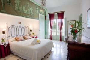 una camera da letto con un grande letto bianco e una grande finestra di Agroturismo Mansión Sa Capella para 18 personas a Santa Margalida