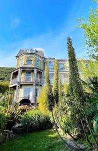 un gran edificio con plantas delante en The Haven, en Ventnor 21 fotos más