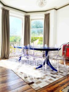 Un comedor con una mesa y sillas azules. en The Haven, en Ventnor