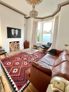 una sala de estar con un sofá y una alfombra en The Haven, en Ventnor