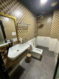 y baño con lavabo y aseo. en NHÀ NGHỈ-HOMESTAY -KHÁCH SẠN ĐỒNG VĂN Hà Giang, en Dồng Văn