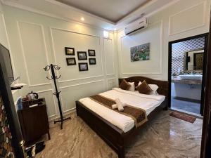 1 dormitorio con cama y lavamanos en NHÀ NGHỈ-HOMESTAY -KHÁCH SẠN ĐỒNG VĂN Hà Giang, en Dồng Văn
