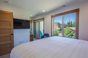 a bedroom with a large bed and a large window at Suncadia 2 Bdrm Village Chalet Contemporary Cabin in Cle Elum +26 photos