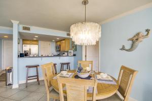 Dapur atau dapur kecil di Biloxi Condo with Pool Access - Steps to Beach!
