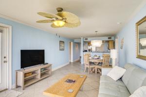 Televisyen dan/atau pusat hiburan di Biloxi Condo with Pool Access - Steps to Beach!