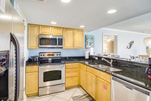 Dapur atau dapur kecil di Biloxi Condo with Pool Access - Steps to Beach!