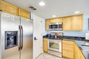 Dapur atau dapur kecil di Biloxi Condo with Pool Access - Steps to Beach!