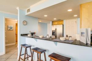 Dapur atau dapur kecil di Biloxi Condo with Pool Access - Steps to Beach!