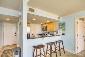 Dapur atau dapur kecil di Biloxi Condo with Pool Access - Steps to Beach!