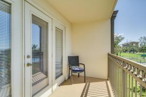 Balkoni atau teres di Biloxi Condo with Pool Access - Steps to Beach!
