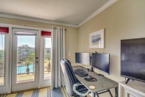 Televisyen dan/atau pusat hiburan di Biloxi Condo with Pool Access - Steps to Beach!