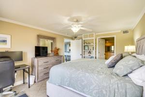 Televisyen dan/atau pusat hiburan di Biloxi Condo with Pool Access - Steps to Beach!