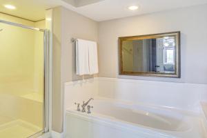 Bilik mandi di Biloxi Condo with Pool Access - Steps to Beach!