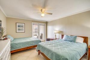 Katil atau katil-katil dalam bilik di Biloxi Condo with Pool Access - Steps to Beach! +29 gambar