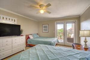 Katil atau katil-katil dalam bilik di Biloxi Condo with Pool Access - Steps to Beach!