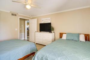 Katil atau katil-katil dalam bilik di Biloxi Condo with Pool Access - Steps to Beach!