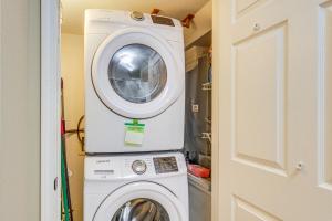 Gambar di galeri bagi Biloxi Condo with Pool Access - Steps to Beach! di Biloxi
