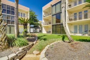 Taman di luar Biloxi Condo with Pool Access - Steps to Beach!