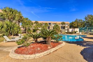 Kolam renang di atau dekat dengan Biloxi Condo with Pool Access - Steps to Beach!