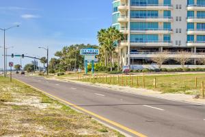 Gambar di galeri bagi Biloxi Condo with Pool Access - Steps to Beach! di Biloxi