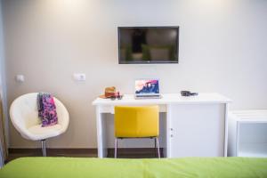 Telewizja i/lub zestaw kina domowego w obiekcie Hotel RF San Borondon