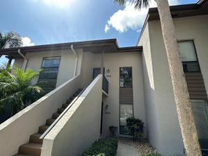 ein Haus mit einer Palme davor in der Unterkunft Lake View Meadows Condo in Sarasota