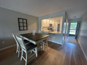 eine Küche und ein Esszimmer mit einem Holztisch und Stühlen in der Unterkunft Lake View Meadows Condo in Sarasota