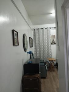 um quarto com uma sala com bagagem e uma mesa em Haven Apartment em Mombasa