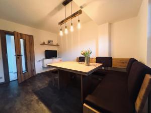 ein Büro mit einem Holztisch und Stühlen sowie einem Schreibtisch in der Unterkunft Apartment Lothse Shar in Dölsach