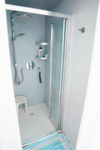 eine Dusche mit Glastür im Bad in der Unterkunft casaMargò in Castellamonte