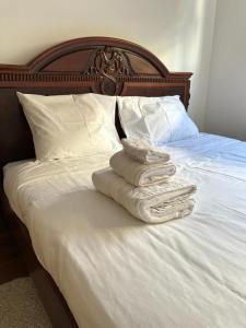 Una cama con toallas blancas encima. en Hill Luxury Family Maisonette 21, en Ayios Dhometios