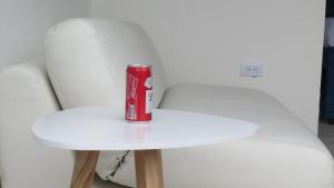 una lata de coca sobre una silla blanca en Villa Santorini, en Cumaral