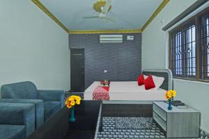 蘭契的住宿－OYO Flagship Hotel Jagat Palace，客厅配有沙发和1张床