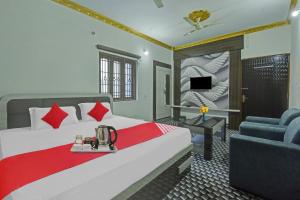 Habitación de hotel con cama y silla en OYO Flagship Hotel Jagat Palace en Ranchi