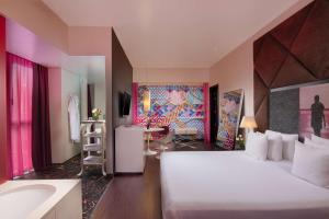 ミラノにあるNハウ ミラノのベッドルーム(大型ベッド1台付)、バスルームが備わります。