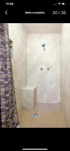 W łazience znajduje się prysznic z ławką. w obiekcie Loft con baño privado w mieście Monterrey