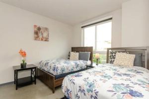 Llit o llits en una habitació de Cozy 3bed Condo with balcony & a rooftop pool