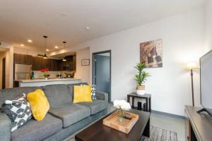 una sala de estar con un sofá y una mesa en Cozy 3bed Condo with balcony & a rooftop pool, en Los Ángeles