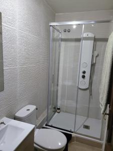 W łazience znajduje się prysznic, toaleta i umywalka. w obiekcie Beach Apartments Old Town II w mieście Estepona +10 zdjęć