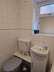 biała łazienka z toaletą i umywalką w obiekcie Suite 2: Chic Room near City Centre w Sheffield