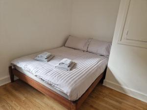 Postel nebo postele na pokoji v ubytování Suite 2: Chic Room near City Centre
