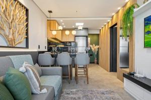 Η κουζίνα ή μικρή κουζίνα στο Welter You Luxo 1dorm e Piscina Aquecida by Achei