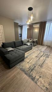 ein Wohnzimmer mit einem Sofa und einem Tisch in der Unterkunft Apartment in center of Chisinau in Chişinău