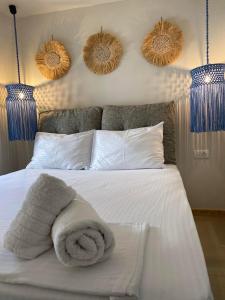 1 dormitorio con 1 cama con toallas en koritos countryhouse, en Agios Leon
