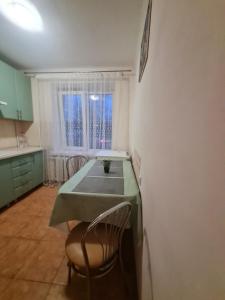 ルツカイにあるАпартаменти Гордіюк,10 поруч Адреналін Сітіのキッチン(テーブル、椅子付)、窓