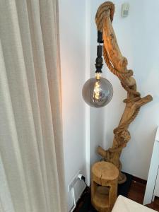 um quarto com luz, um banco e um candeeiro em Mont Parnasse Hill 21 em Ayios Dhometios