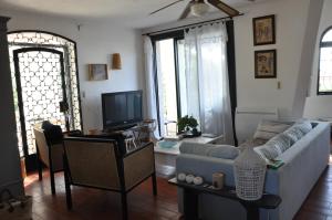 Μια τηλεόραση ή/και κέντρο ψυχαγωγίας στο Villa climatisée, vue mer et colline avec piscine