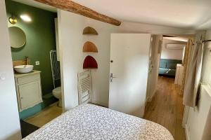Habitación pequeña con cama y baño. en Atypical apartment - near garden, en Montpellier