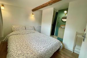 1 dormitorio con 1 cama y baño pequeño en Atypical apartment - near garden, en Montpellier